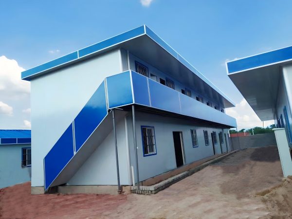 9c5795b1d0b9fe8e3ada2c069310032 Blue four-slope roof T-shaped prefabricated house
