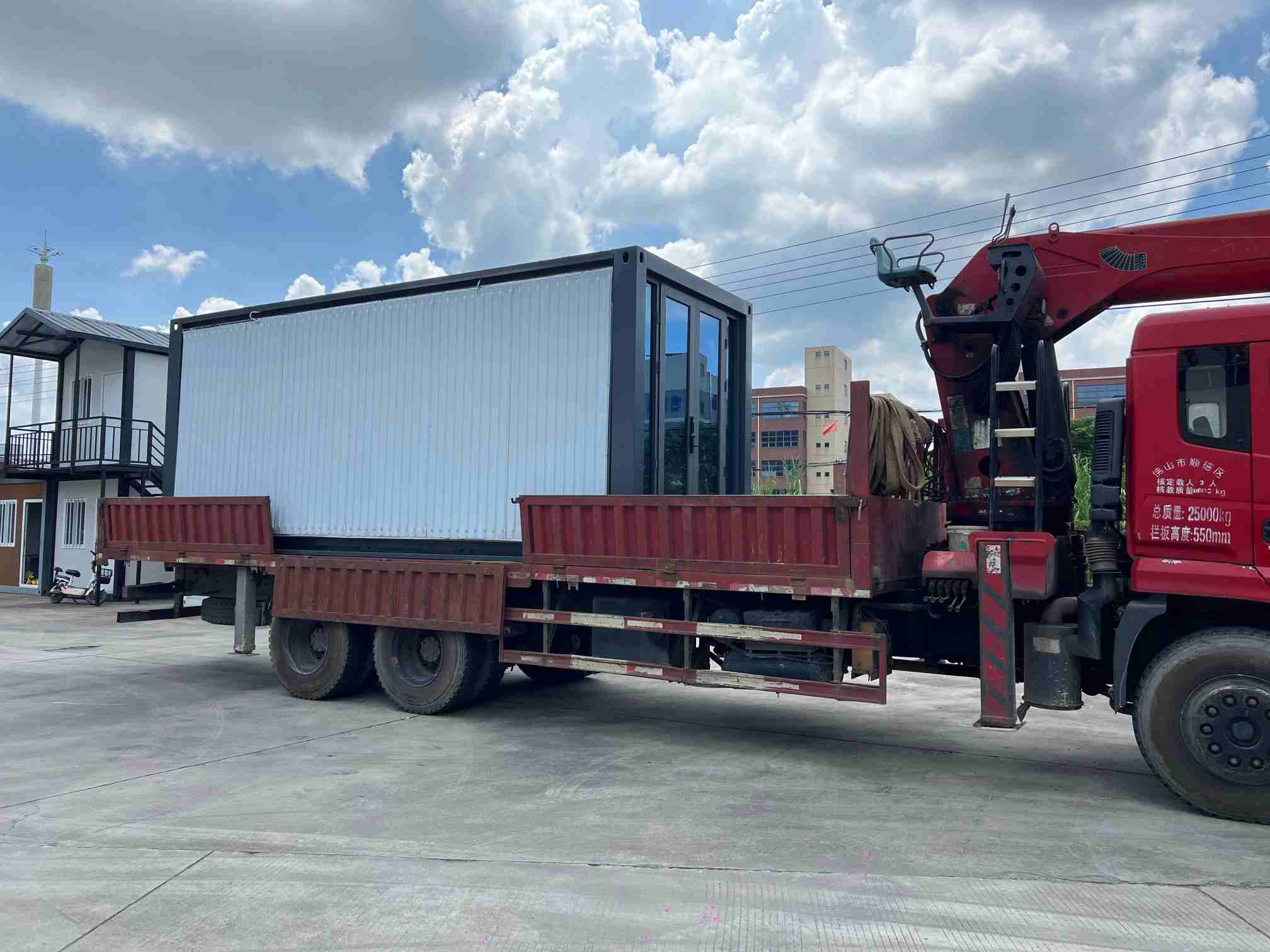 expandable container delivery